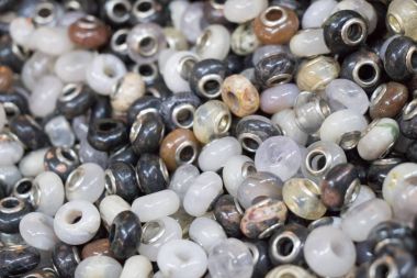  Çeşitli renk boncuk