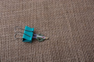 Renkli küçük keten tuval üzerine yerleştirilen