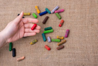 Kullanılan renkli boya kalemi ve gençler yardım