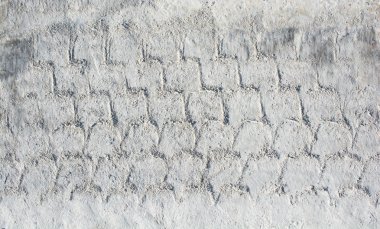 Kalıpları üzerinde taze beton yüzeyine dökülür