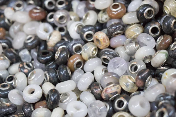  Çeşitli renk boncuk