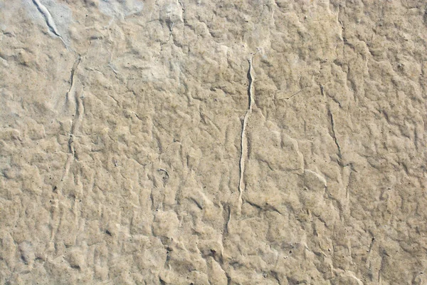 Kalıpları üzerinde taze beton yüzeyine dökülür