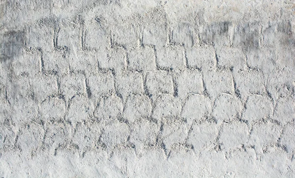 Kalıpları üzerinde taze beton yüzeyine dökülür