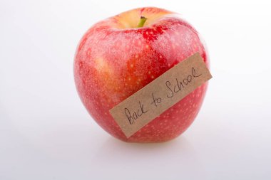 Kırmızı elmayla okula dönüş teması