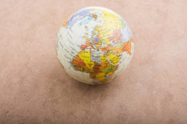 Kahverengi zemin üzerine yerleştirilmiş küre