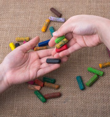 Kullanılan renkli boya kalemi ve gençler elleri