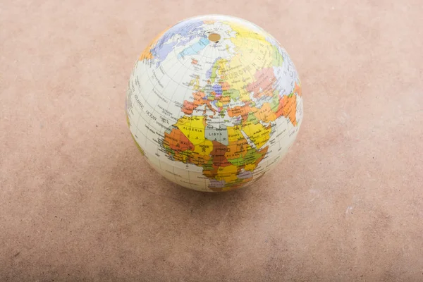 Kahverengi zemin üzerine yerleştirilmiş küre
