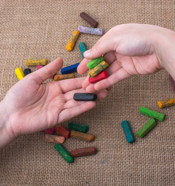 Kullanılan renkli boya kalemi ve gençler elleri