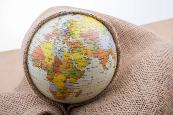 亚麻帆布包裹着一个地球仪 — 图库照片