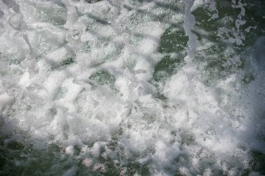 Köpük ve kabarcıklar ile su yüzey arka plan