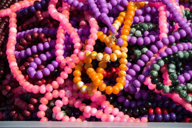 Çeşitli renkteki dua eden boncuk ayarla