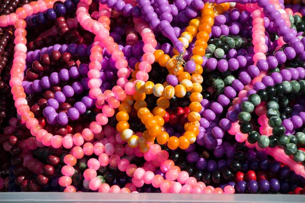 Çeşitli renkteki dua eden boncuk ayarla