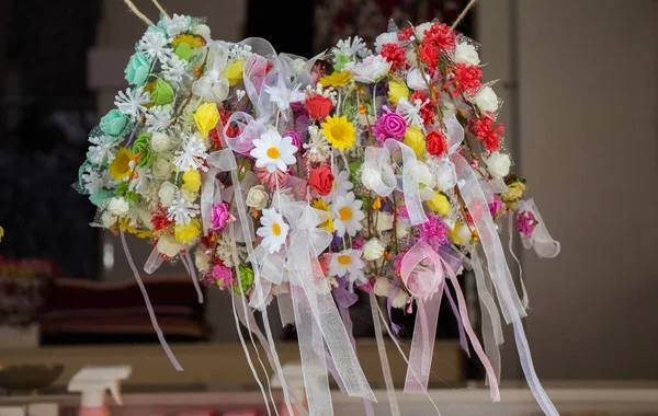 Coroas coloridas feitas de flores falsas — Fotografia de Stock