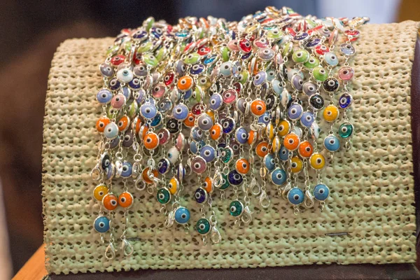 Armband gjort av färgglada pärlor — Stockfoto