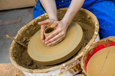 Potter'ın elleri kadar kil şekillendirme