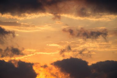 Karanlık ve gri bulutlar gökyüzünde bulundu