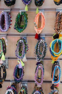 Renkli boncuk bilezik yaptı