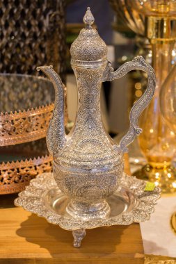 Oryantal tarzı antik metal kabı  