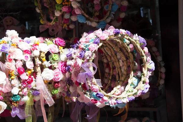 Bunte Kronen aus gefälschten Blumen — Stockfoto