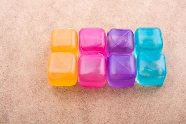 Ahşap renkli buz küpleri sahte