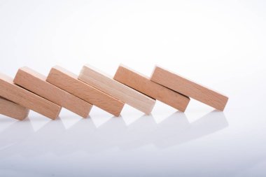 Beyaz arka plan üzerinde ahşap domino taşları