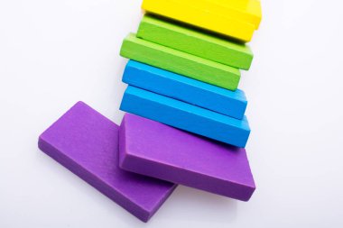 Coorful domino taşları beyaz arka plan üzerinde