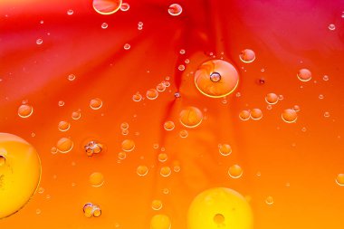 Arka plan olarak su üzerinde renkli su bubles