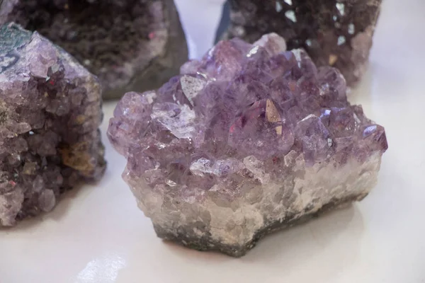 Nyers lila amethyst rock kristály ametist — Stock Fotó