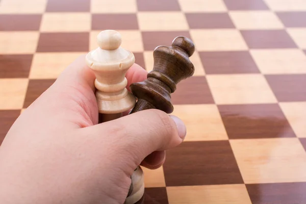 Людина, яка грає в шахи, робить хід — стокове фото