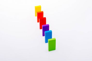 Coorful domino taşları beyaz arka plan üzerinde