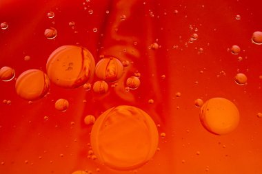 Arka plan olarak su üzerinde renkli su bubles