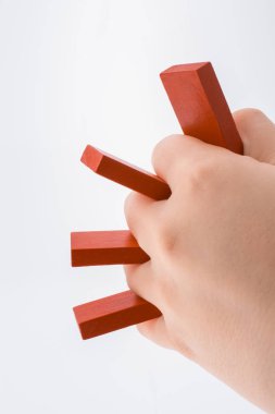 Renk domino parçaları elinde tutan el