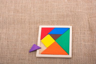 Kare tangram bulmacasının renkli parçaları