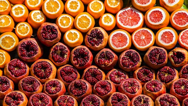 Ripe pomegranate fruit at a market place — Stock Photo, Image