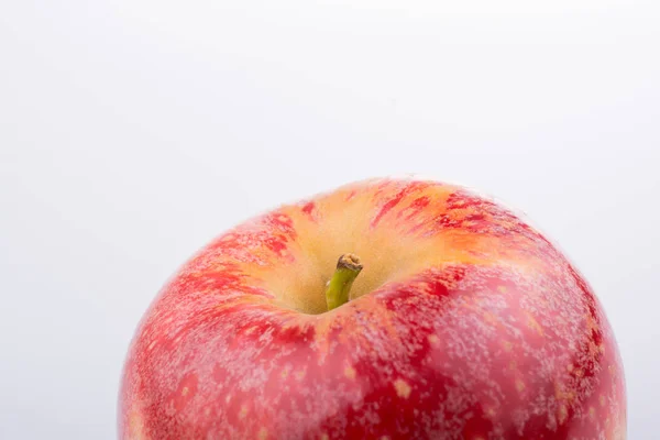 Świeże, Czerwone jabłko z kropkami w zbliżenie — Zdjęcie stockowe
