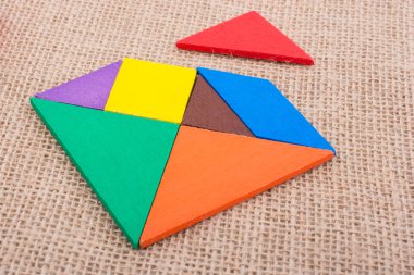Bir kare tangram bulmacanın parçaları