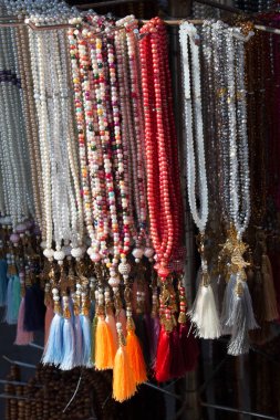 Çeşitli renkteki dua eden boncuk ayarla