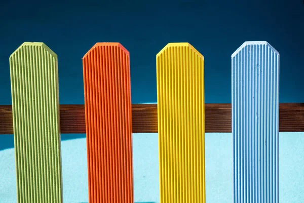 Dekoratif renkli ahşap çitin bir kısmını kapatın.