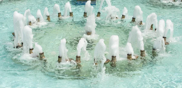 Le fontane sgorgano acqua frizzante in una piscina — Foto Stock