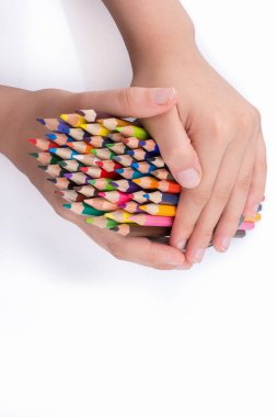 renkli kalemler tutan el