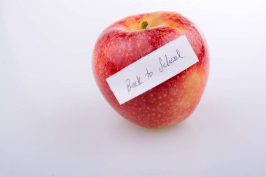 Kırmızı elmayla okula dönüş teması