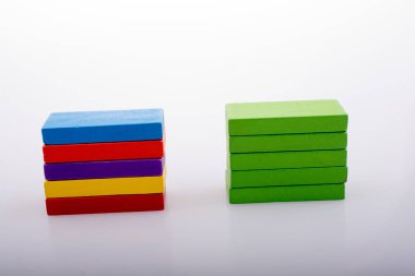 Coorful domino taşları beyaz arka plan üzerinde