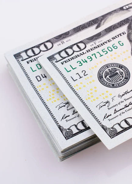 Αμερικανική 100 τραπεζογραμμάτια Δολάριο τοποθετούνται σε λευκό φόντο — Φωτογραφία Αρχείου