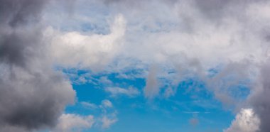 Karanlık ve gri bulutlar gökyüzünde bulundu