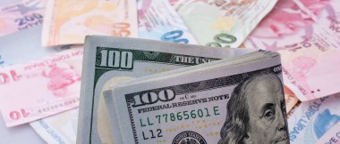 Amerikan Doları banknot ve Turksh Lirası banknot yan yana