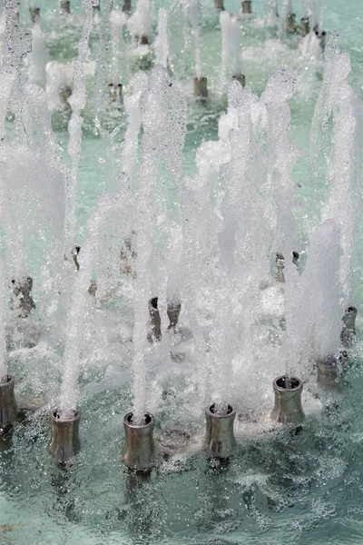 Фонтани стискають ігристу воду в басейні — стокове фото