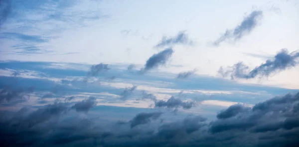Nubes oscuras y grises encontradas en el cielo — Foto de Stock