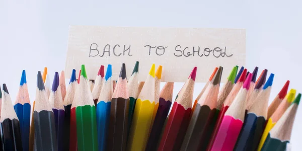 Kleur van potloden en terug naar school-titel — Stockfoto