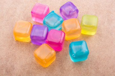 Ahşap renkli buz küpleri sahte