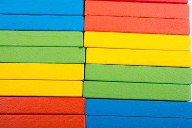 Coorful domino taşları beyaz arka plan üzerinde